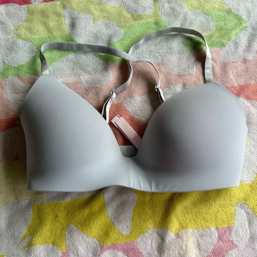 Victoria’s Secret. Light grey. Tshirt lightly lined wireless. Size 34D.